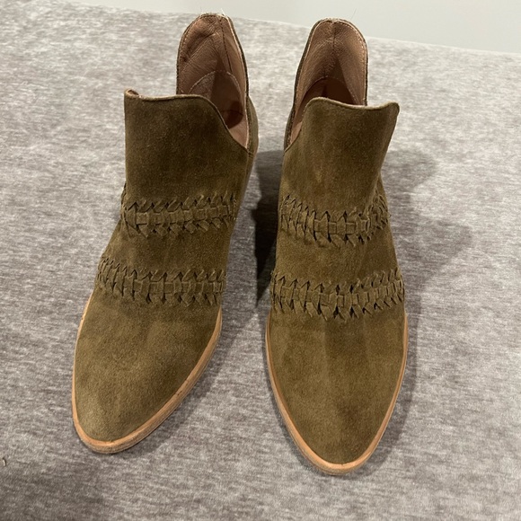 Garnet Hill green suede booties size 7. - Picture 2 of 7